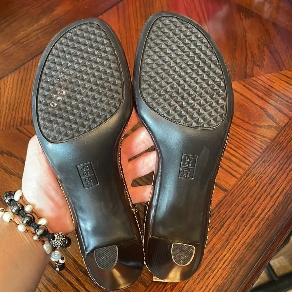 Aerosoles Loomy Tunes brown fabric T-Strap heeled comfort sandals